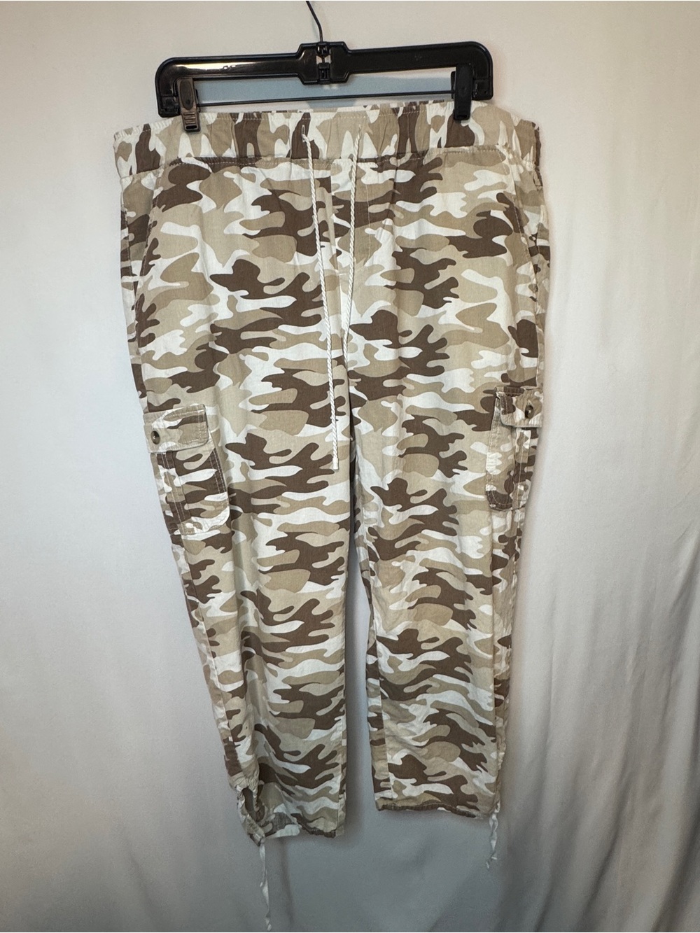 Women's Ankle Cargo Pants - Beige Camo
